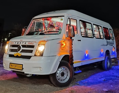 Hire-Tempo-Traveller-in-Pune,-13,-14,-17,-20-Seater-Travel-Tempo-Traveller-Rental